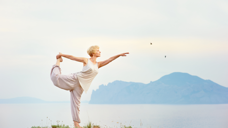 Yoga skulle kunna hjälpa äldre att träna upp balansen och därmed förebygga risken för fallolyckor. Foto: Shutterstock